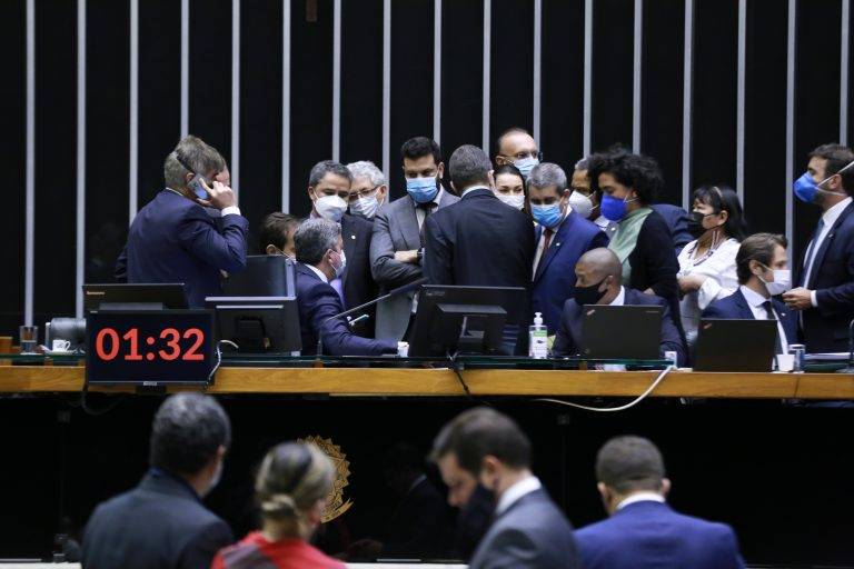 Em votação apertada Câmara aprova PEC dos Precatórios para viabilizar o Auxílio Brasil